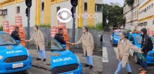 Cássia parou para conversar com um policial (Foto: Reprodução / Internet)