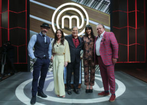 Ronnie Von posa com elenco do MasterChef+. Crédito da foto: Melissa Haidar/Band