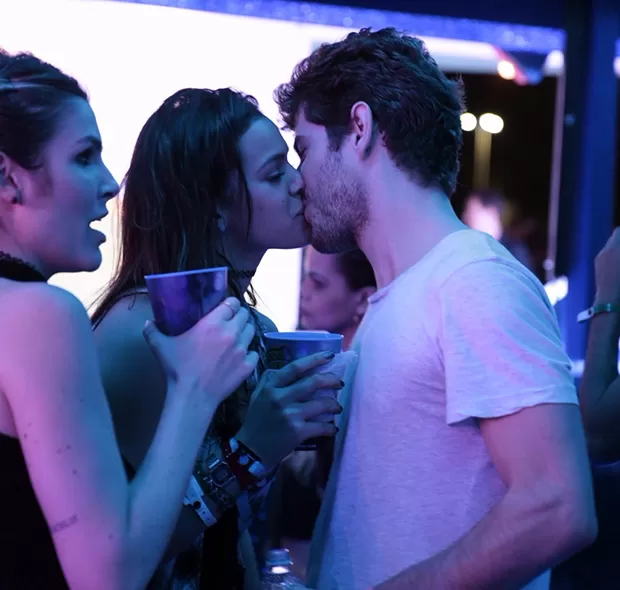 Maurício Destri e Bruna Marquezine se beijando no camarote do Rock In Rio (Foto: Divulgação)