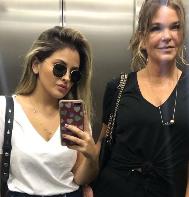 Cristiana Oliveira surgiu ao lado da filha mais velha, Rafaella, e a beleza da jovem chamou atenção (Foto: Reprodução)