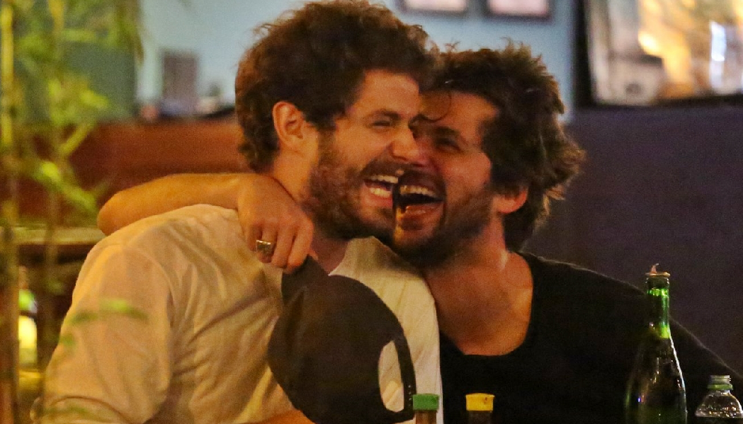 Maurício Destri com ator em bar no Rio de Janeiro (Foto: Divulgação)