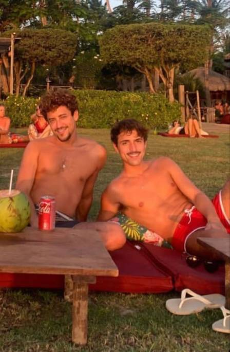 Jesuíta Barbosa curtindo sol ao lado do amado (Foto: Divulgação)