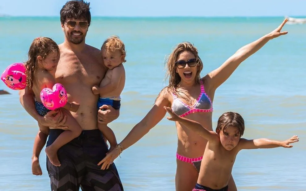 Família reunida na praia (Foto: Divulgação)