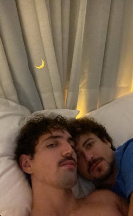 Ator de Pantanal agarradinho com o namorado (Foto: Divulgação)