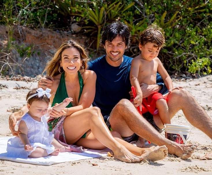 Família reunida na praia (Foto: Divulgação)