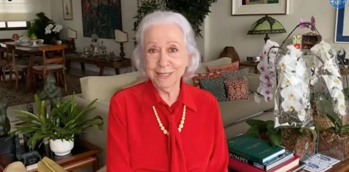 Fernanda Montenegro em meio às suas plantas (Foto Reprodução/Internet)