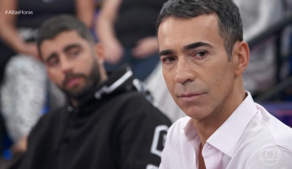 César Tralli ao lado de Pedro Scooby; ambos foram convidados do Altas Horas- Foto: Reprodução/Globo 