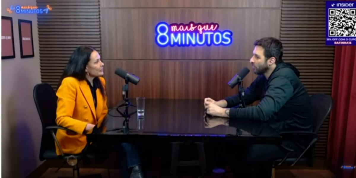 Carolina Ferraz e Rafinha Bastos no "Mais Que 8 Minutos" (Foto: Reprodução/YouTube)