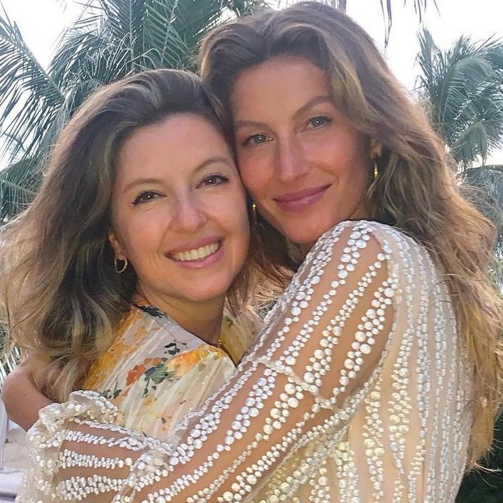 Gisele Bündchen em foto ao lado da irmã (Foto: Reprodução)