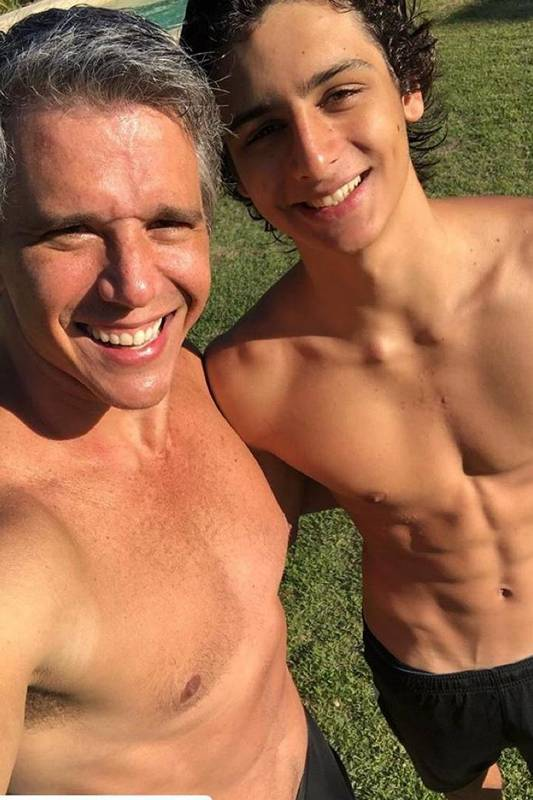Márcio Garcia e Pedro curtindo um dia de sol (Foto: Divulgação)