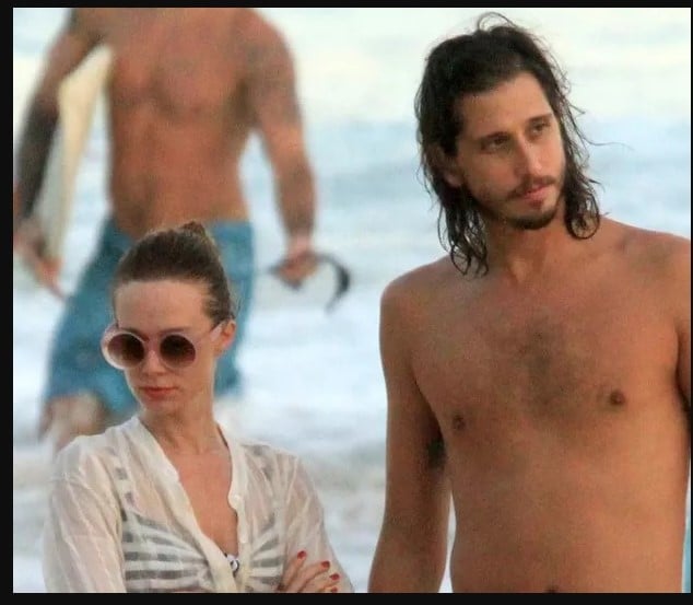 Mariana Ximenes e Felipe Fernandes foram flagrados na praia quando namoravam