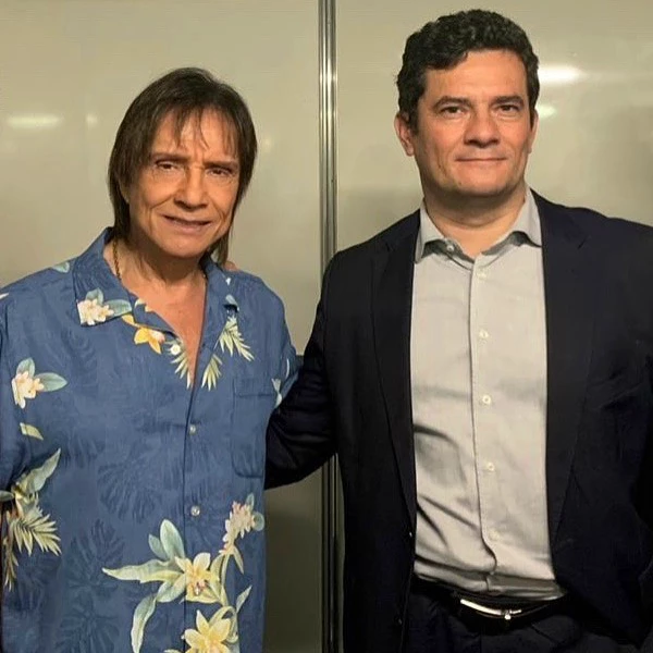 Cantor ao lado de Sérgio Moro (Foto: Divulgação)