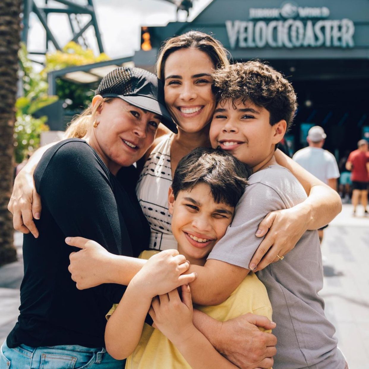 A cantora ao lado da sua mãe, Zilu e os filhos (Reprodução)