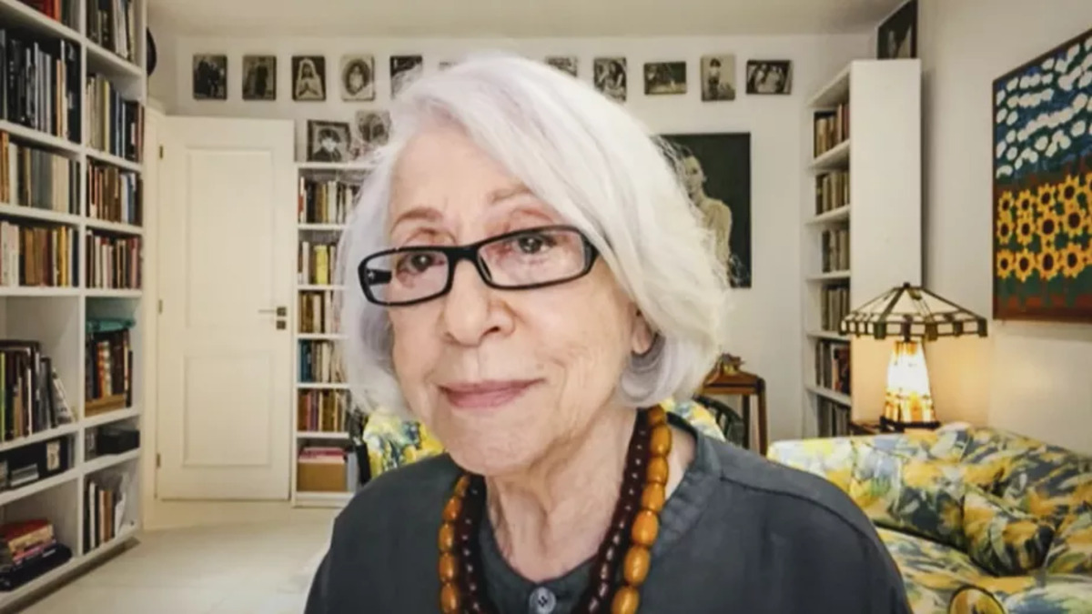 Fernanda Montenegro em um dos cômodos do apartamento com os móveis estampados. (Foto: Reprodução/Globo)