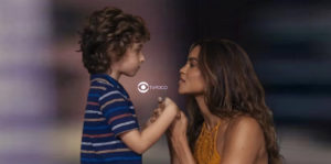Brisa (Lucy Alves) em Travessia; ela vai chorar escondida após ouvir uma confissão do filho (Foto: Reprodução / Globo / Montagem TV Foco)