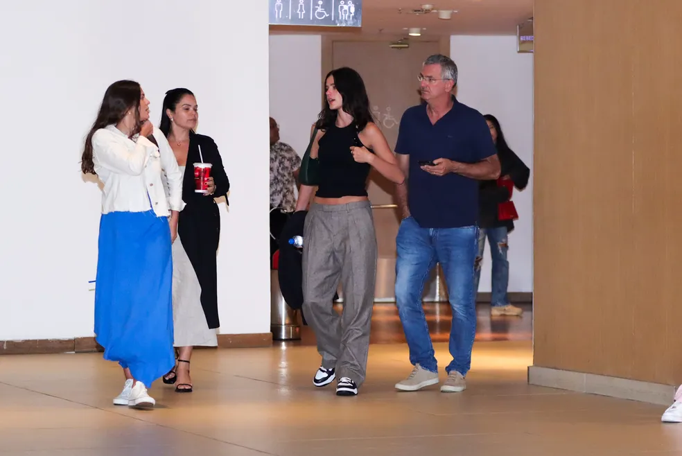 Bruna Marquezine durante passeio com a irmã Luana e os pais (Foto: Victor Chapetta/AgNews)