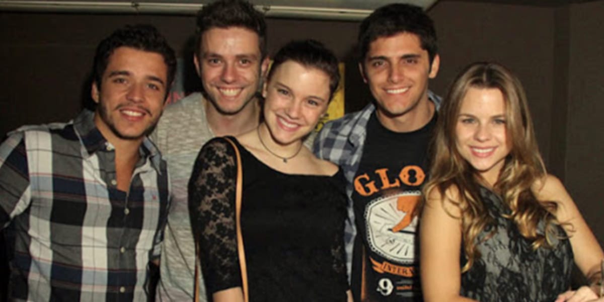 Daniela Carvalho e o elenco de Malhação (Reprodução: Globo)