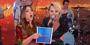 Patrícia Abravanel ao lado de Eliana. Loira superou a herdeira de Silvio Santos na audiência (Foto: Reprodução / SBT)