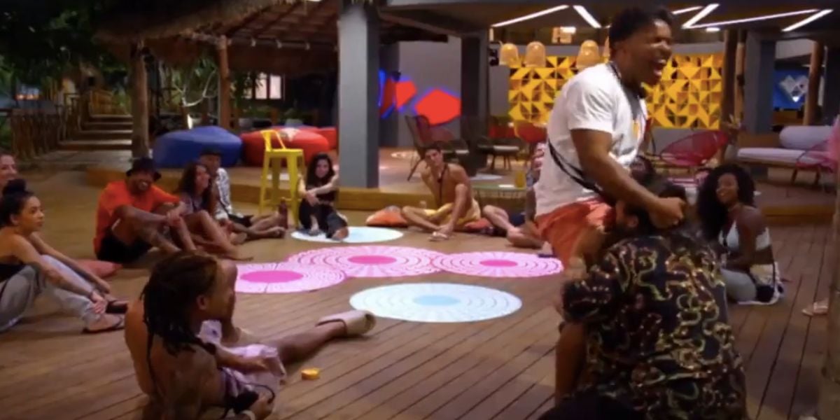 Ex-BBB é flagrado com homem e até chupão em partes íntimas é visto pelo Brasil