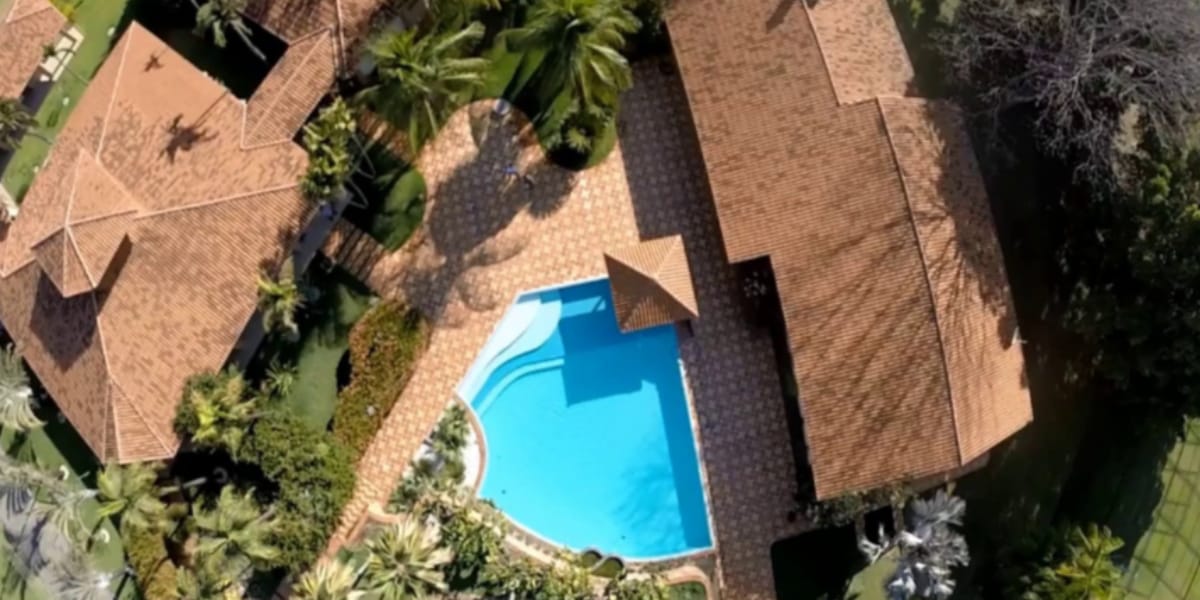 Piscina enorme da fazenda de Zezé Di Camargo (Reprodução: Youtube)