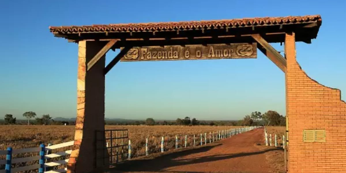 Entrada da fazenda 'É o Amor' do cantor (Reprodução: Youtube)