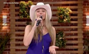 A Fazenda 14: Adriane Galisteu em noite de roça falsa (Foto: Reprodução / PlayPlus)