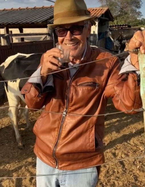 Alcino Lima, pai do cantor Gusttavo Lima, leva vida humilde e simples no campo, longe dos holofotes em que vive o seu filho - Foto Reprodução Instagram