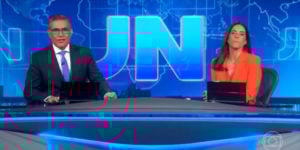 Hélder Duarte e Mônica Teixeira na bancada do Jornal Nacional - Foto: Reprodução