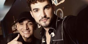 João Gomes e Jão nos bastidores dos Melhores do Ano (Foto: Reprodução / Globo)