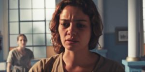 Maíra ainda está passando por poucas e péssimas em Todas as Flores (Foto: Reprodução/Globoplay)