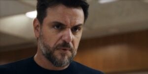 Moretti ultrapassa limites com na novela Travessia (Foto: Reprodução/Globo)