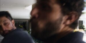 Oto perde a paciência com Ari na novela Travessia (Foto: Reprodução/Globo)