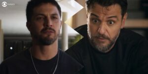 Oto e Moretti viraram inimigos em Travessia (Foto: Reprodução/Globo)