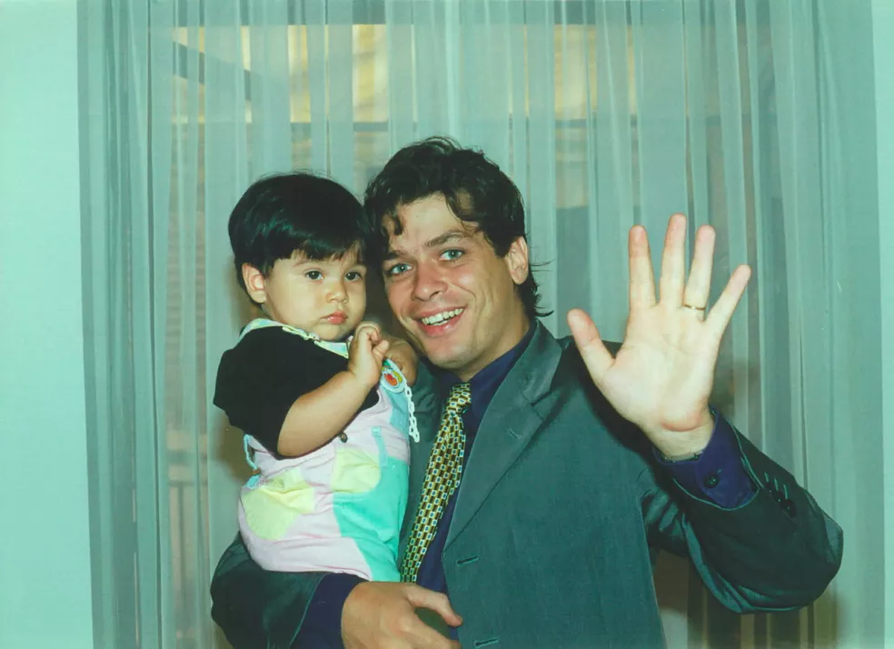 O pequeno Marcelinho, da novela Por Amor, da Globo, cresceu e se tornou um dos homens mais lindos do Brasil - Foto Reprodução