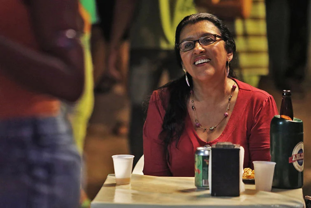 Regina Casé no filme "Que Horas ela Volta (Foto Reprodução/Globo Filmes)