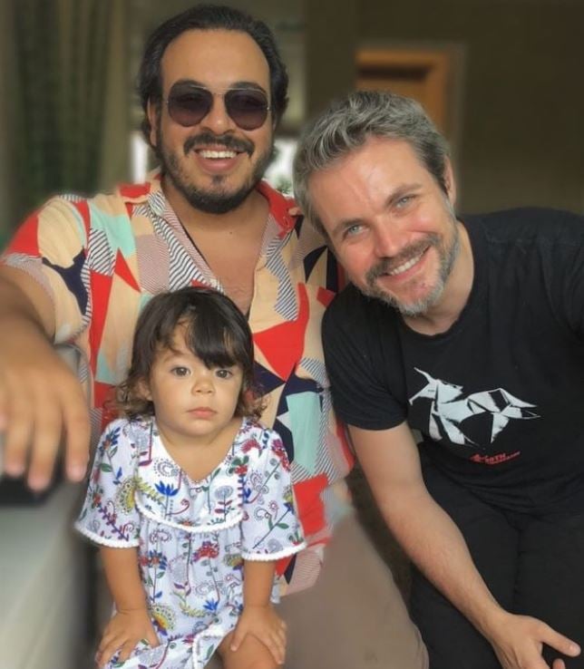 Famoso ator, que irá estrear na nova novela da Globo, "Vai Na Fé", é gay e vive relação com marido gato há anos - Foto Reprodução