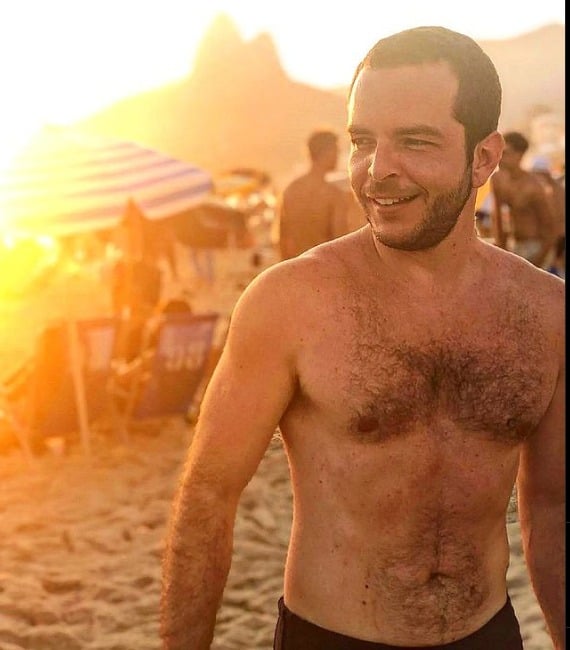 Erick Bang, âncora da Globo, quebra regra da emissora e é clicado exibindo corpão só de sunga em foto - Foto Reprodução Erick Bang, âncora da Globo, quebra regra da emissora e é clicado exibindo corpão só de sunga em foto - Foto Reprodução