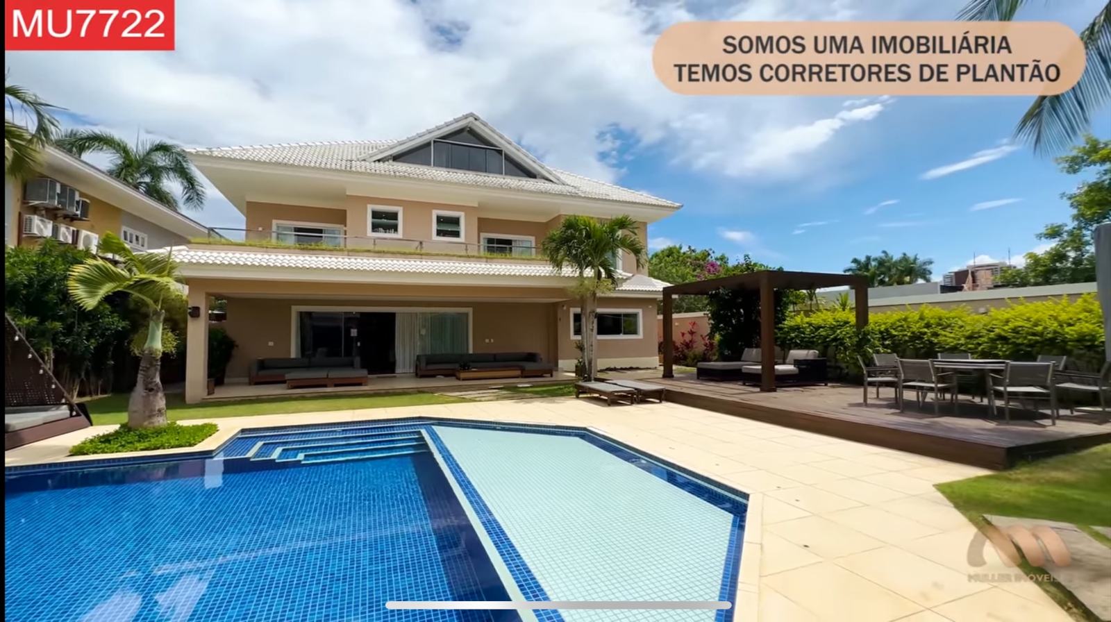 Piscina da mansão - Foto Reprodução Youtube