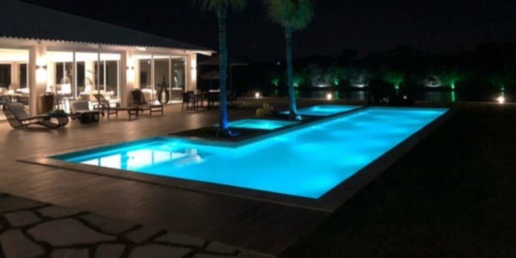 Piscina da mansão do embaixador (Foto: Reprodução Instagram) 