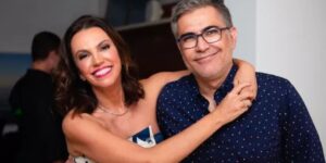 Ana Paula Araújo mostra item gigante que recebeu na redação da Globo e o toma de Hélter Duarte - Foto Reprodução