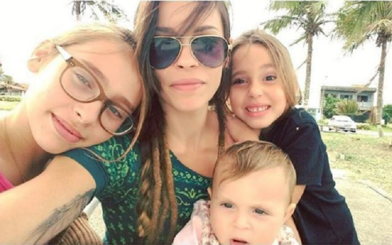 Gisele Frade ao lado das filhas (Foto: Divulgação) 