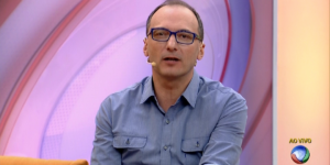 De barba branca e com repulsa da Record: Britto Jr. vive assim (Foto: Divulgação/ Record TV)