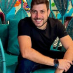 Caio Afiune surpreendeu ao surgir na praia com um ex-BBB e usando uma sunga branca (Foto: Reprodução/ Instagram)