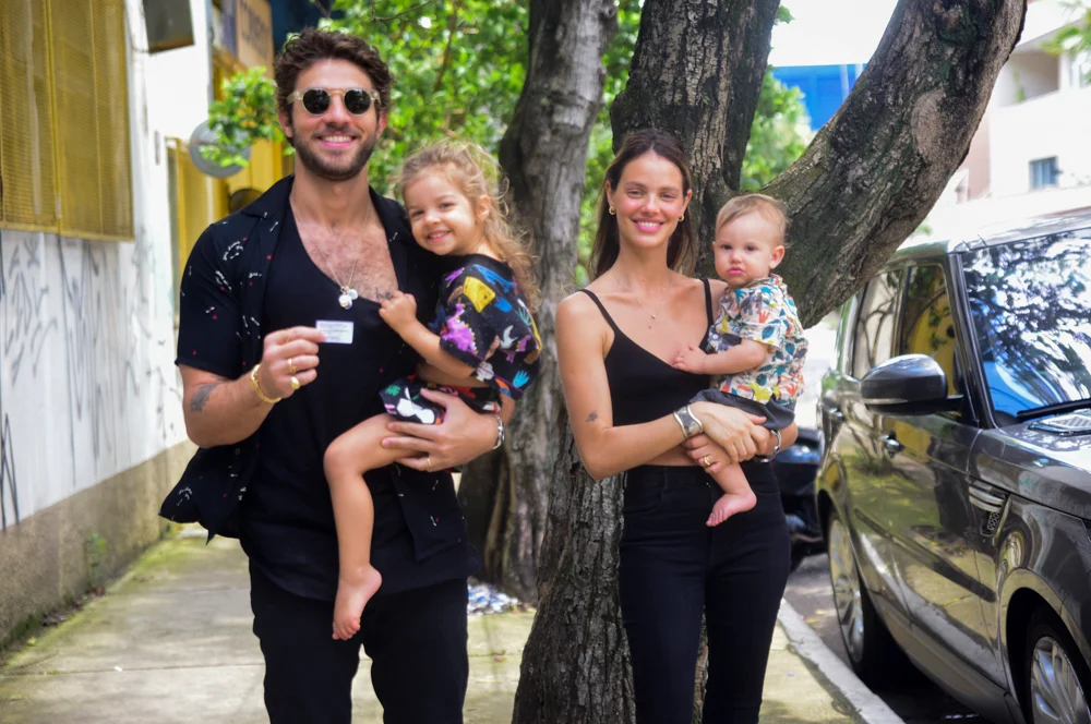 Chay Suede com a esposa, Laura Neiva, e os dois filhos (Foto: Reprodução)