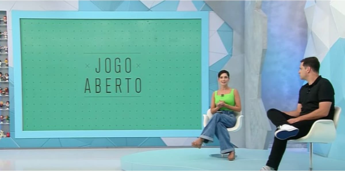 Chico Garcia deu algumas piscadinhas para a câmera, fazendo brincadeira com Kalinka Schutel (Reprodução: Jogo Aberto/ Band)