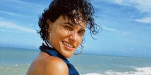 Débora Nascimento exibiu corpão na praia (Foto: Reprodução)