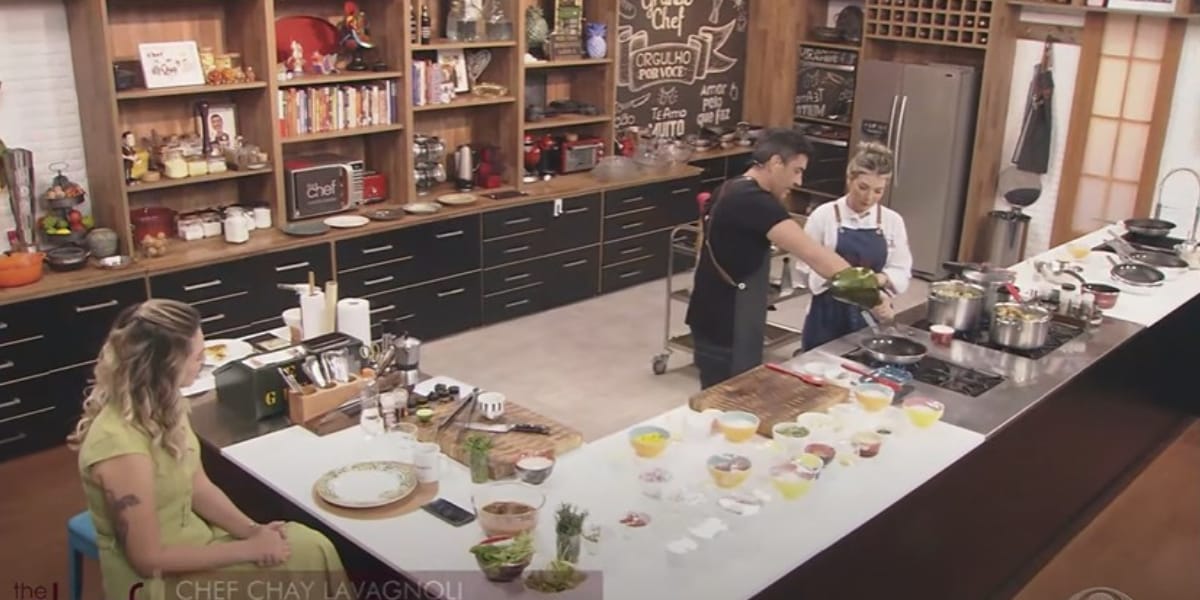 Edu Guedes colocando azeite na frigideira sem ter pedido a autorização da convidada (Reprodução: The Chef/ Band)