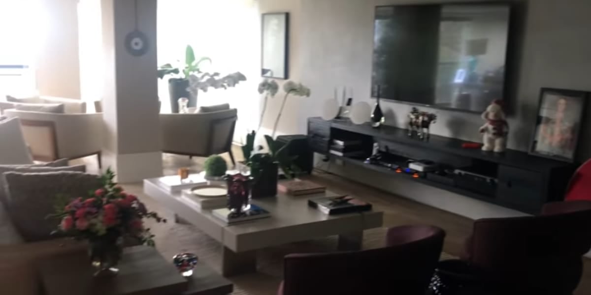 Enorme sala de estar da mansão que Ticiane Pinheiro se desfez (Reprodução: Tici Pinheiro/ Youtube)