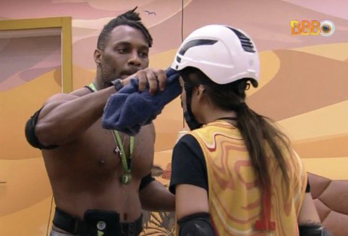 Fred Nicácio limpando rosto de Key Alves no BBB23 (Foto: Reprodução, Globo)