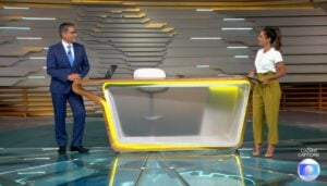 Hélter Duarte descobriu ao vivo que Carol Barcellos iria se ausentar do Bom Dia Brasil- Foto: Reprodução/ Globo